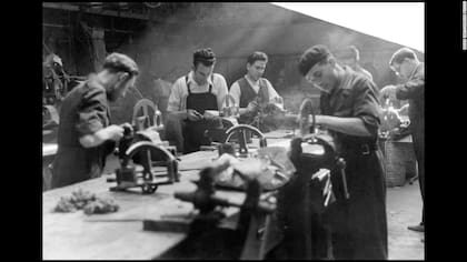 Hombres trabajando en una fábrica de Madrid. Junio de 1977.