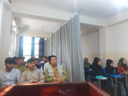 Hombres y mujeres separados en clase
