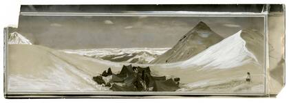 Miembros de la expedición de 1922, campamento ubicado a casi 6900 metros. Dos de ellos ascendieron a poco más de 8200 metros -mediante el uso de oxígeno embotellado-, el punto más alto que cualquier expedición había alcanzado hasta ese momento. Su récord fue batido por Edward Norton en 1924