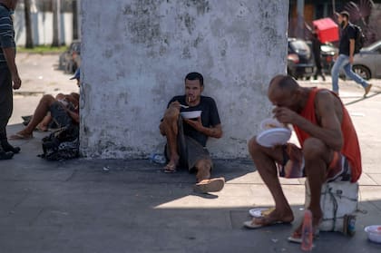 Homeless en el centro de Río de Janeiro (Photo by MAURO PIMENTEL / AFP)