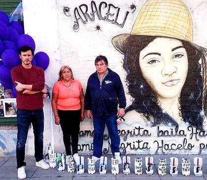 Homenaje a Araceli Fulles, en el día en que hubiese cumplido 27 años; la joven fue asesinada en abril de 2017, en San Martín, y en septiembre será el juicio por el femicidio. Roberto García Moritán acompañó a Mónica Ferreyra y Roberto Fulles, padres de la víctima