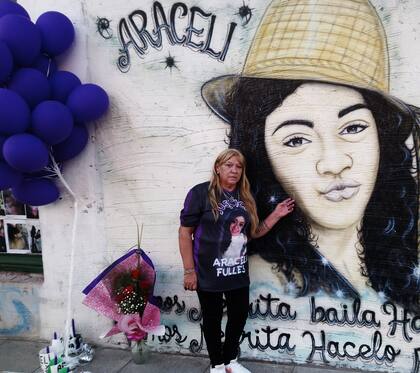 Homenaje a Araceli Fulles, en el día en que hubiese cumplido 27 años; la joven fue asesinada en abril de 2017, en San Martín, y en septiembre será el juicio por el femicidio. Mónica Ferreyra, junto al mural de su hija