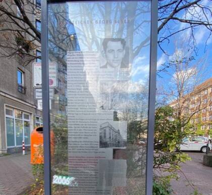 Homenaje a Elser en el suelo de la calle de las cancillerías en Berlín, la Wihlhelmstrasse, una zona plagada de recuerdos a las víctimas del Holocausto donde se encuentran varios paneles que relatan los hechos acontecidos durante la dictadura nazi.