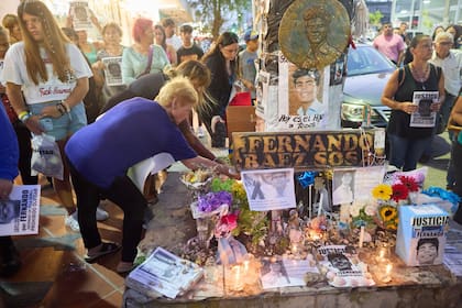 Homenaje a Fernando Sosa Báez a 4 años de su asesinato. Turistas y vecinos se reunieron en el santuario ubicado frente al Boliche Le Brique en Villa Gesell