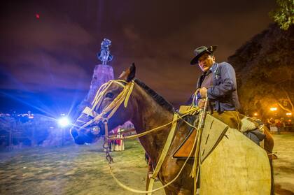 Tal vez una de las expresiones de gratitud y de fidelidad más emotivas a la memoria del General Martín Miguel de Güemes es la tradicional Guardia Bajo las Estrellas