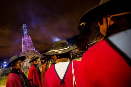 Para esta época suelen darse noches muy frías, de cielo despejado y de heladas intensas en Salta, por lo que su nombre hace referencia a las estrellas que pueblan el firmamento y que resaltan entre los cerros