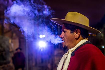 “Pasar la noche en el monumento vestido de gaucho recordando a Martín Miguel de Güemes nos hace sentir protagonistas de algún modo de su gesta patriótica", comenta Joaquín, un jóven gaucho del Valle de Lerma