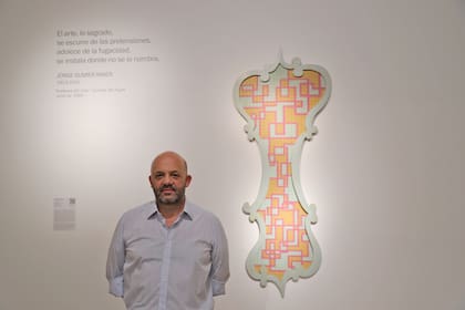 Marcelo Pombo con obra de Gumier Maier en el homenaje que le realizaron sus amigos en el Bellas Artes