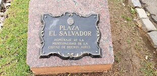 La placa de homenaje a la Plaza El Salvador, hoy desaparecida