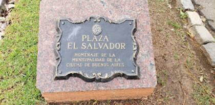 La placa de homenaje a la Plaza El Salvador, hoy desaparecida