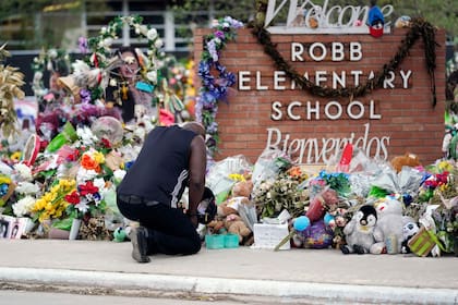 Homenaje a las víctimas de un tiroteo escolar en la Escuela Primaria Robb, en Texas, en junio de 2022