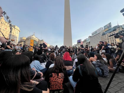 Homenaje a Liam Payne en el Obelisco porteño pocos días después de conocerse la noticia de su muerte