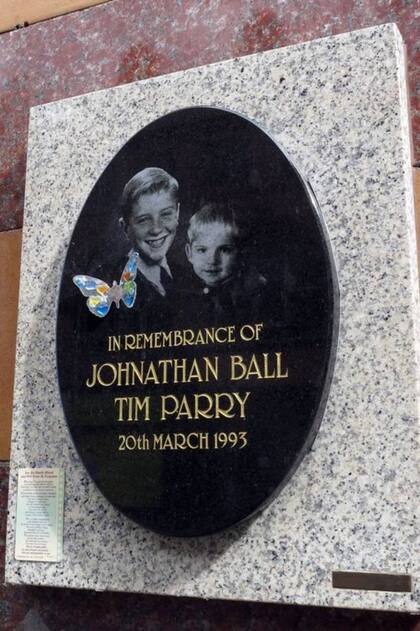 Homenaje a los dos niños que murieron por la explosión de una bomba que el IRA colocó en un tacho de basura