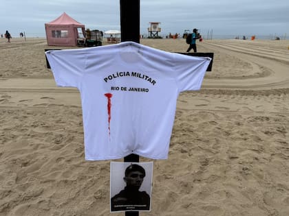 Homenaje a los policías caídos en Copacabana