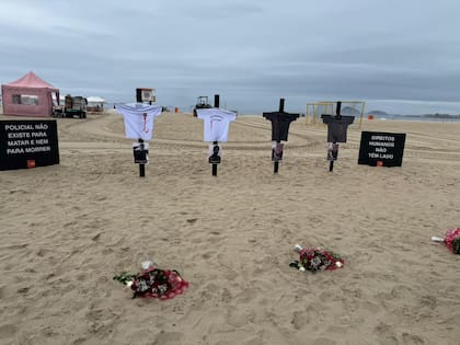 Homenaje a los policías caídos en Copacabana