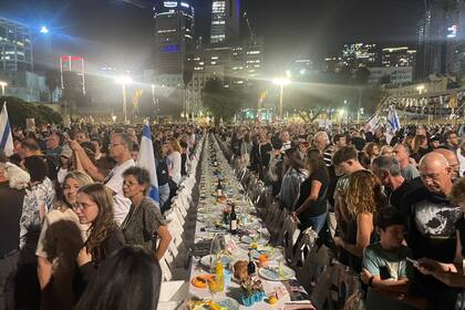 Homenaje a los rehenes tomados por Hamas; hubo un plato por cada uno de los rehenes