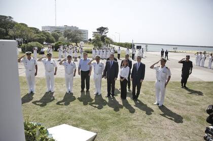 El ministro de Defensa participó hoy de un acto en la Base Naval de Mar del Plata; "hay que pensar que hay que comprar otro submarino", dijo