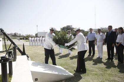 El ministro de Defensa participó hoy de un acto en la Base Naval de Mar del Plata; "hay que pensar que hay que comprar otro submarino", dijo