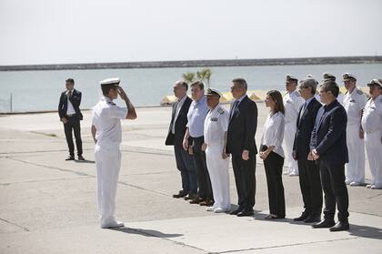 El ministro de Defensa participó hoy de un acto en la Base Naval de Mar del Plata; "hay que pensar que hay que comprar otro submarino", dijo