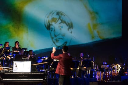 Homenaje a Maria Elena Walsh en el Teatro Colon