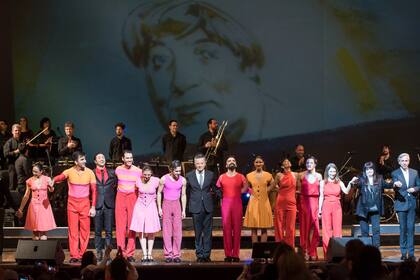 Homenaje a Maria Elena Walsh en el Teatro Colon