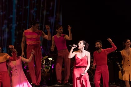 Homenaje a Maria Elena Walsh en el Teatro Colon