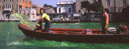 Esta foto formó parte de un homenaje a Nicolás García Uriburu, en el Bellas Artes, cuando se cumplió medio siglo de la coloración del Gran Canal de Venecia