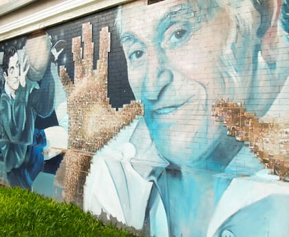 Homenaje al arquero Amadeo Carrizo, según el muralista Martín Ron, en la estación de la línea San Martín