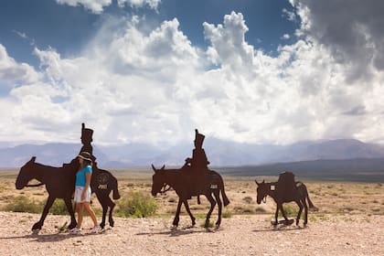 Homenaje al ejercito del Libertador San Martín en la entrada a Las Bovedas.