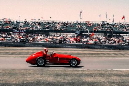 Homenaje. Charles Leclerc al comando de la 375 F1 con la que José Froilán González ganó el primer GP para Ferrari en 1951