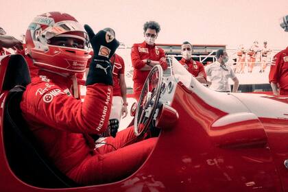 Homenaje. Charles Leclerc al comando de la 375 F1 con la que José Froilán González ganó el primer GP para Ferrari en 1951