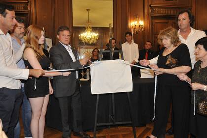 El descubrimiento de la placa, en el cierre de la ceremonia