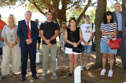 Homenaje por el aniversario del asesinato de José Luis Cabezas en Pinamar, de izq a der , Alejandro Vecchi, abogado de la flia Cabezas, Intendente de Pinamar , Juan Ibarguren, Gladys Cabezas, hermana de José Luis. Foto: Marcelo Manera