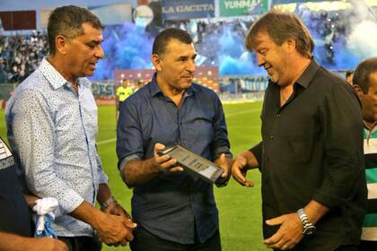 Homenajeado por Mario Leito, presidente de Atlético Tucumán, por llegar a los 100 partidos en el club