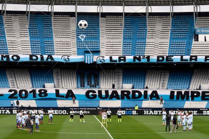 Homenajes a Diego Maradona antes del partido entre Racing Club y Unión de Santa Fe.