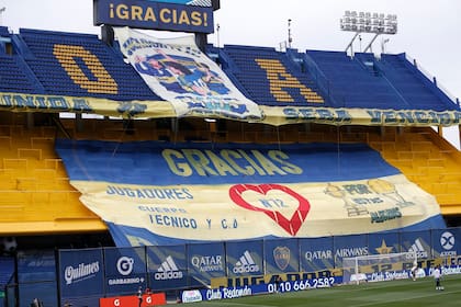 Homenajes a Diego Maradona antes del partido entre Boca Juniors y Newells Old Boys de Rosario.