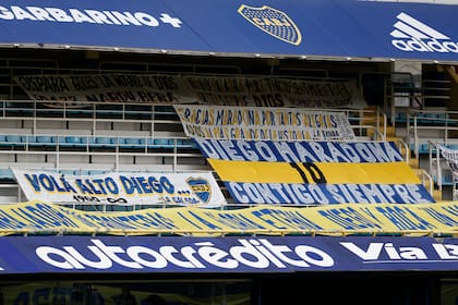 Algunas de las banderas que lucieron las tribunas de la Bombonera en homenaje al "10"