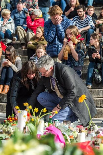 Homenajes a las víctimas en la Place de la Bourse, ayer, en Bruselas