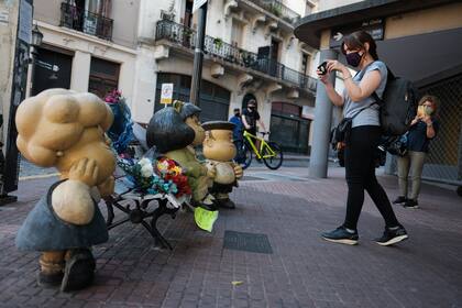 Admiradores de Quino se acercan a la estatua de Mafalda en San Telmo