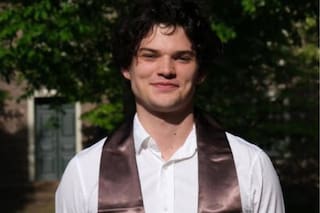 Es el hijo de una megaestrella de Hollywood, estudió psicología y la rompe con su banda de punk