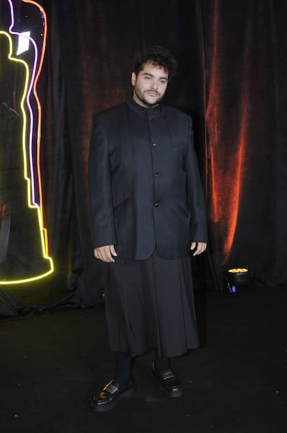 Homero Pettinato fue uno de los más jugados de la noche. El hijo de Roberto Pettinato combinó una pollera tableada con un saco de cuello mao y mocasines negros. "Fue un episodio triste y muy feo, a mí no me identifica el escándalo y exponer la vida privada, pero no me quedo otra y contraataqué", explicó el conductor de Olga sobre los polémicos chats con La Reini