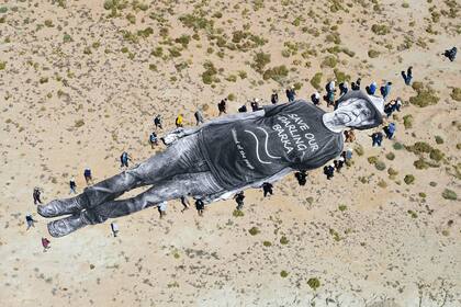 Homilía al país (2020) es una obra que llama la atención sobre el declive ecológico del río Darling (Baaka), el tercer río más largo de Australia, causado por la extracción intensiva de agua debido al riego, el cambio climático y la sequía