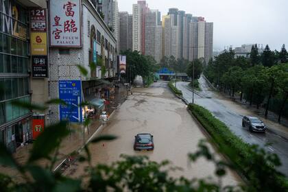Los automovilistas fueron sorprendidos por la rapidez de la inundación y quedaron varados en medio de las calles llenas de agua
