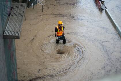 Bomberos y rescatistas trabajan en las zonas afectadas drenando el agua de las calles
