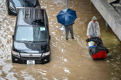 Automovilistas y peatones sorprendidos por la inundación