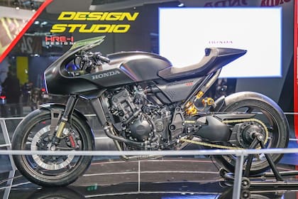 Honda CB4 Interceptor. Estilo Cafe Racer retro y tecnología de vanguardia