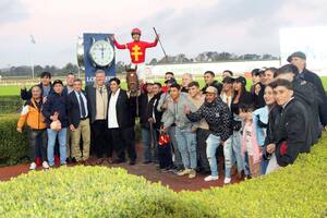 Honest Boy, con Eduardo Ortega Pavón parado en sus estribos, rodeado del equipo del stud haras El Ángel de Venecia, tras ganar el GP 25 de Mayo (G1); Dany Etchechochoury, de corbata, festejó el 1-2-3