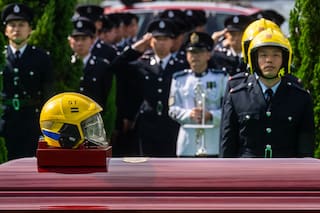 Hong Kong llora la muerte de bombero en el incendio más mortal en décadas