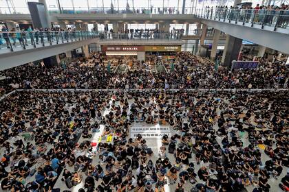 Sólo algunos vuelos pudieron despegar muy temprano, lugo se suspendieron todas las operaciones