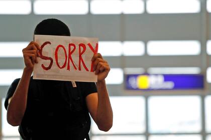 Hong Kong: los manifestantes vuelven a bloquear el aeropuerto y cancelan todos los vuelos